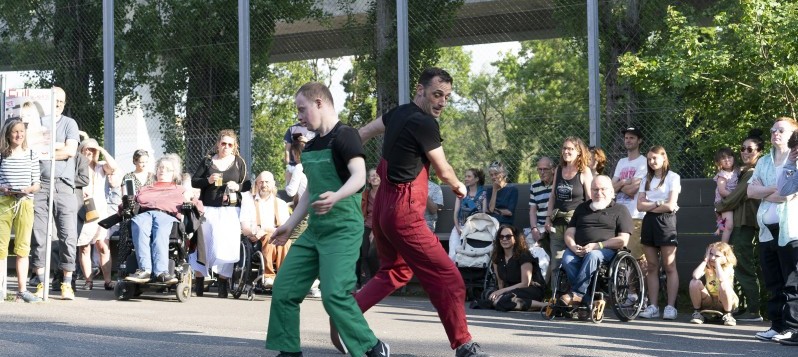 Zwei unterschiedliche, weisse Männer tanzen am Jubiläumsfestival von BewegGrund vor der Dampfzentrale.