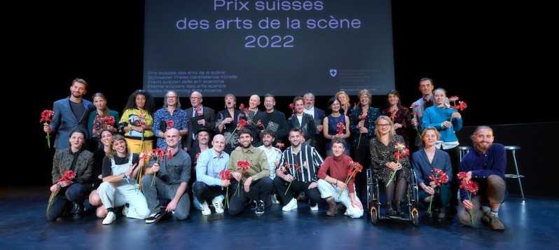 Gruppenbild auf der Bühne mit den rund dreissig Künstler und Künstlerinnen, die 2022 Schweizer Preise Darstellenden Künste erhielten.