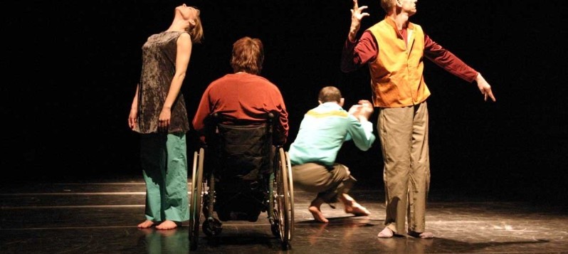 Vier Personen (inkl. einer Rollstuhlfahrerin) stehen unabhängig voneinander auf der Bühne und drücken sich individuell aus.