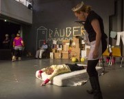 SchauspielerInnen auf einer Bühne