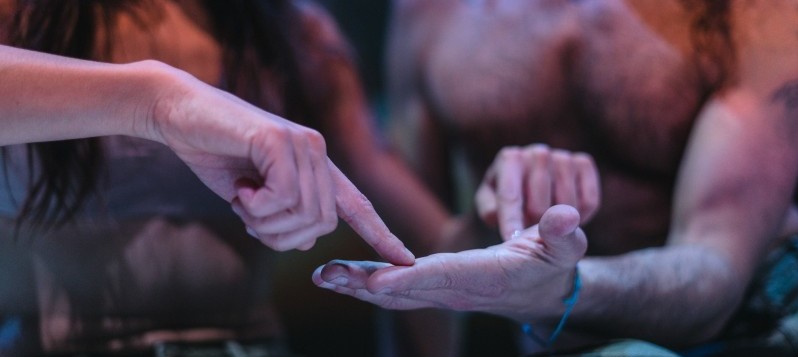 Mehrere H&auml;nde sind im Bild zu sehen, zwei Finger zeigen auf die offene Handfl&auml;che einer Person.