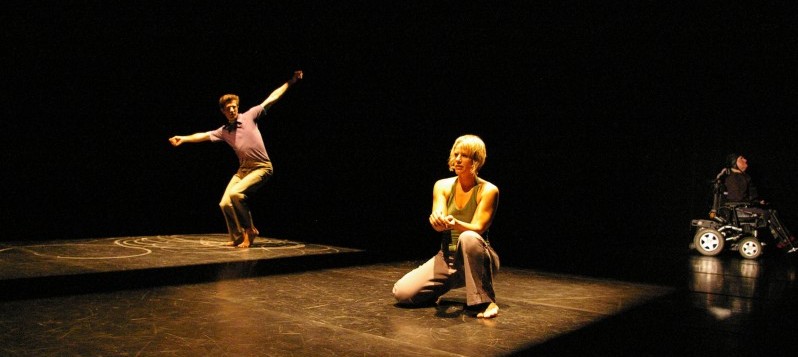 Drei Personen tanzend vor schwarzem Hintergrund.