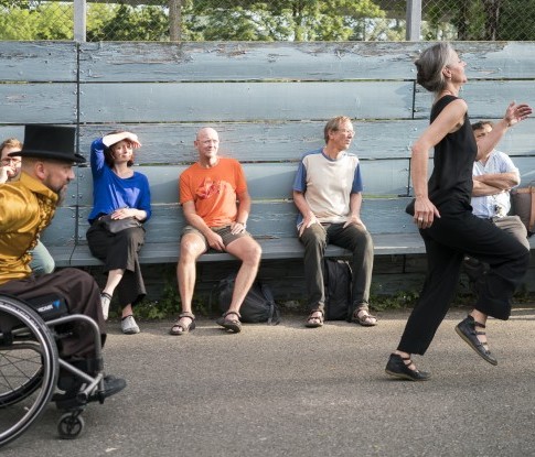 Vorstellungsaufnahme draussen von Face the music...and dance. Zwei Frauen tanzen draussen mit Armgesten.