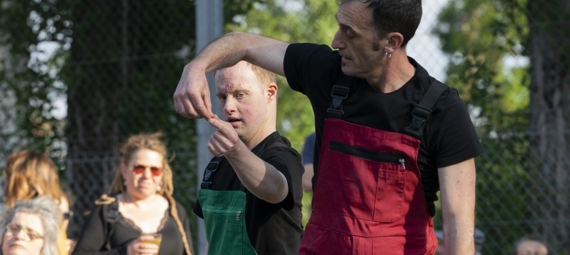 Zwei unterschiedliche, weisse Männer tanzen am Jubiläumsfestival von BewegGrund vor der Dampfzentrale.